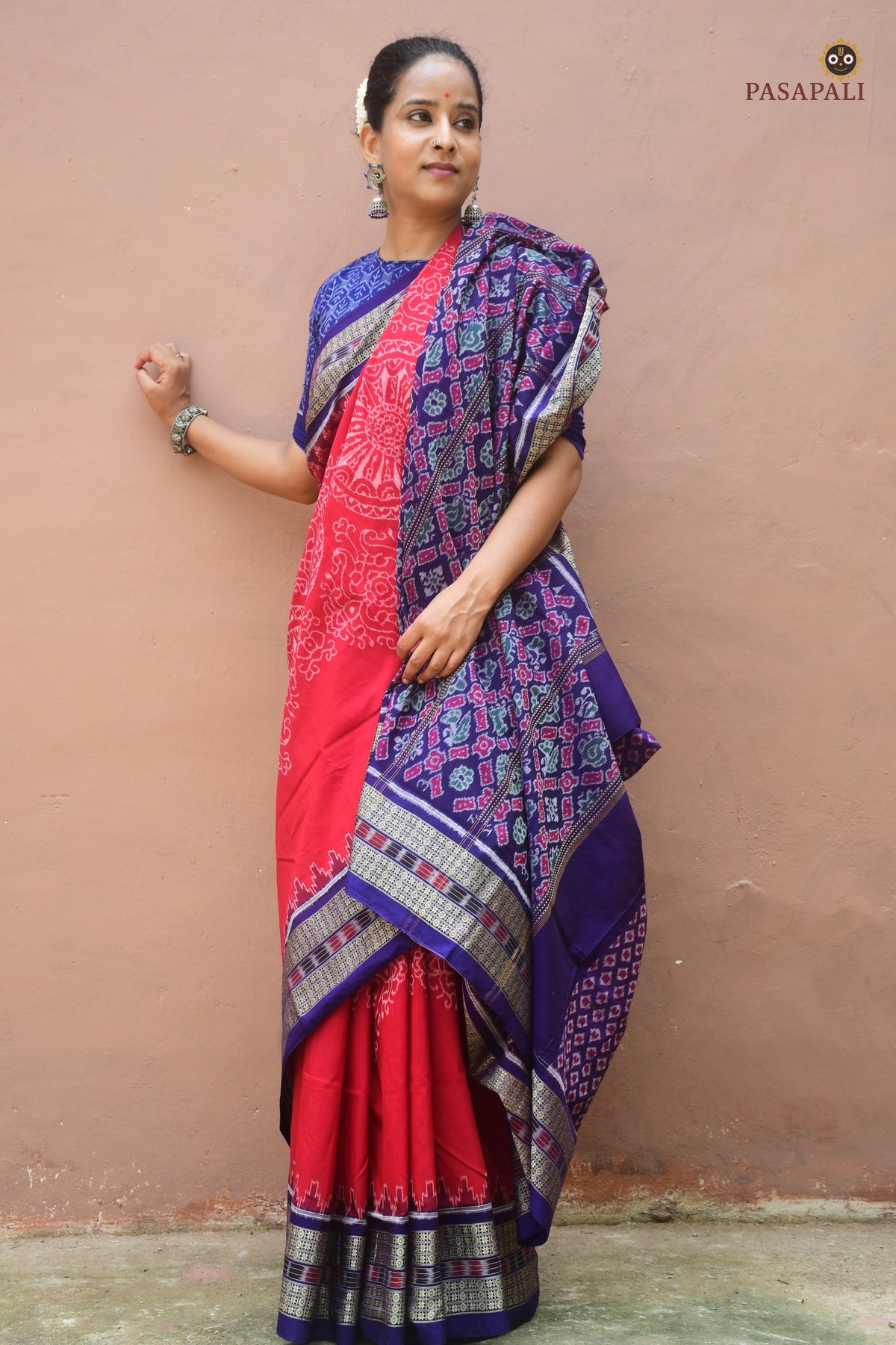 Body weave detail of Ratnaprabha — chakra and phula jhoti in Bandha double ikat on red mercerized cotton, Pasapali