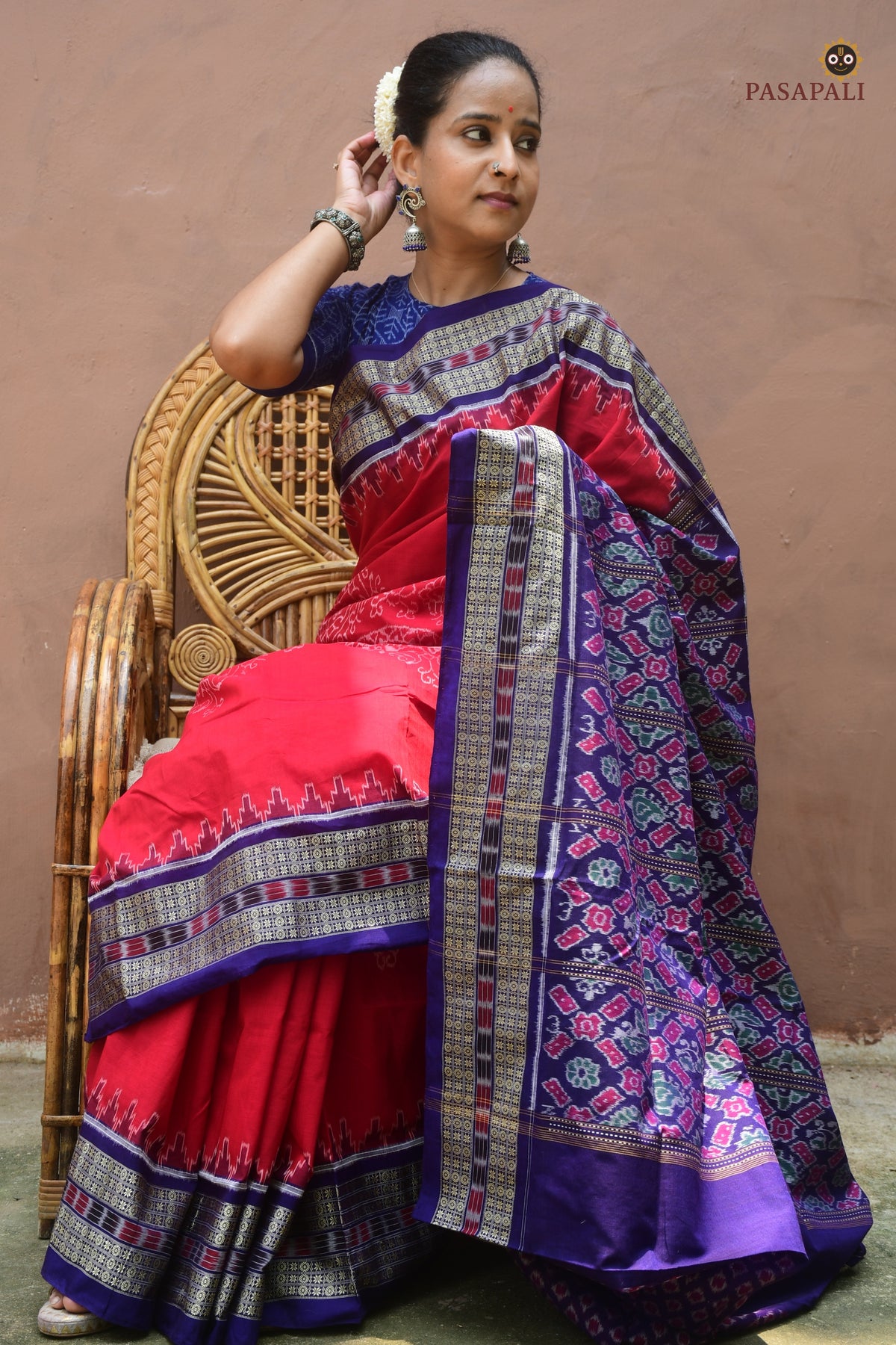 Thread texture detail of Ratnaprabha Sambalpuri cotton saree — 120 warp 120 weft mercerized cotton, Bhulia weavers