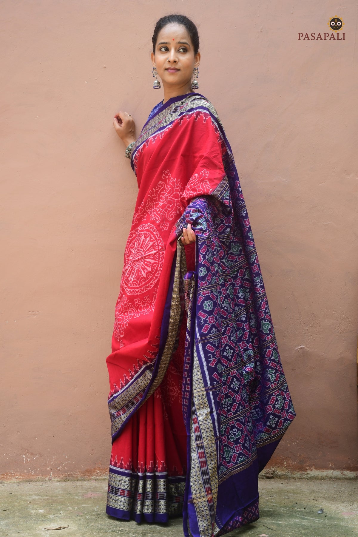 Ratnaprabha red Sambalpuri Bandha saree folded — showing phula buta border and double ikat colour alignment, Pasapali