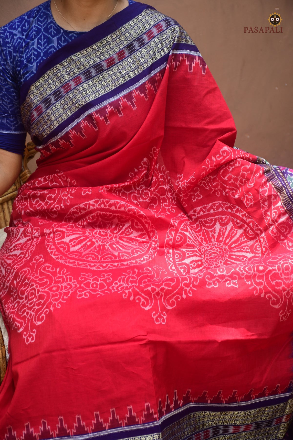 Handloom drape view of Ratnaprabha — authentic Sambalpuri Bandha saree in red and blue mercerized cotton, Pasapali