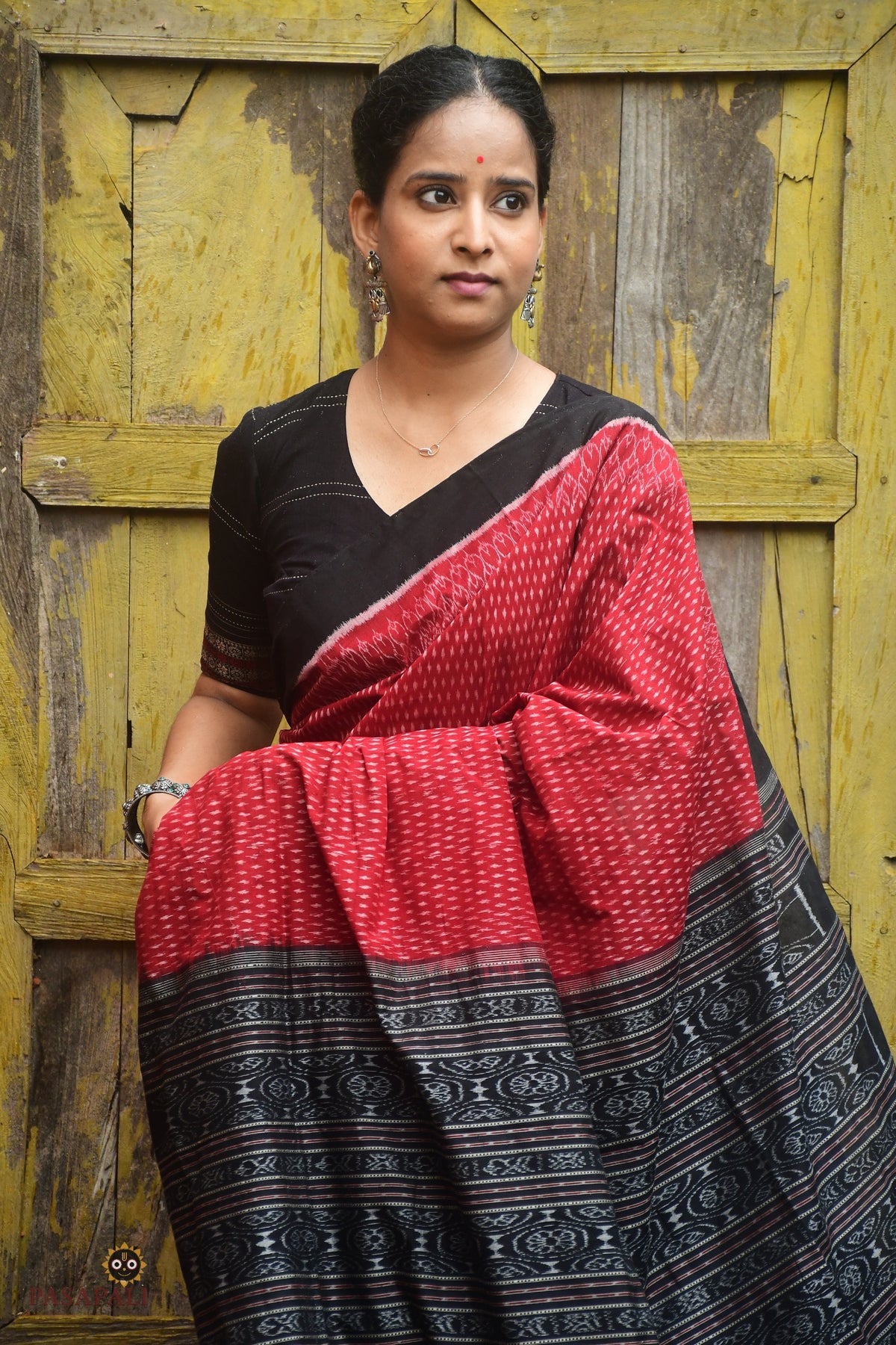 Close-up of plain solid black border with ek phulia and kathiphera detailing on Rohini Sambalpuri Bandha saree