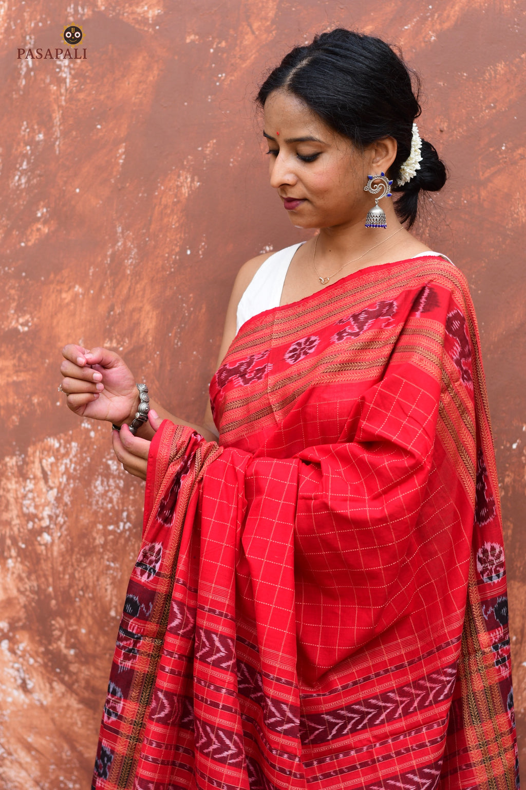 Sachipar Daanti overhead full view — red Sambalpuri cotton saree, jala technique Danti checks, Pasapali handloom