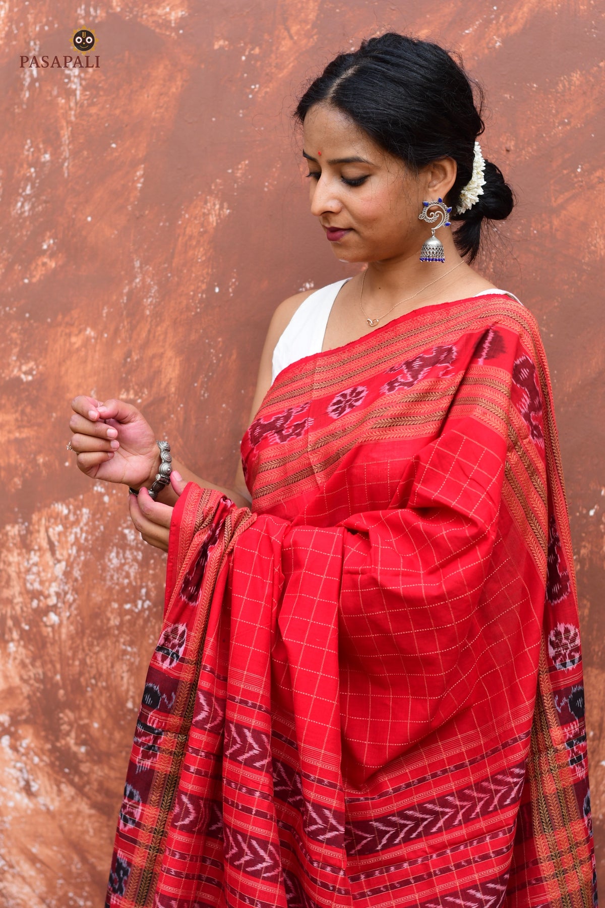 Sachipar Daanti overhead full view — red Sambalpuri cotton saree, jala technique Danti checks, Pasapali handloom