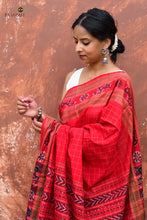 Load image into Gallery viewer, Sachipar Daanti overhead full view — red Sambalpuri cotton saree, jala technique Danti checks, Pasapali handloom
