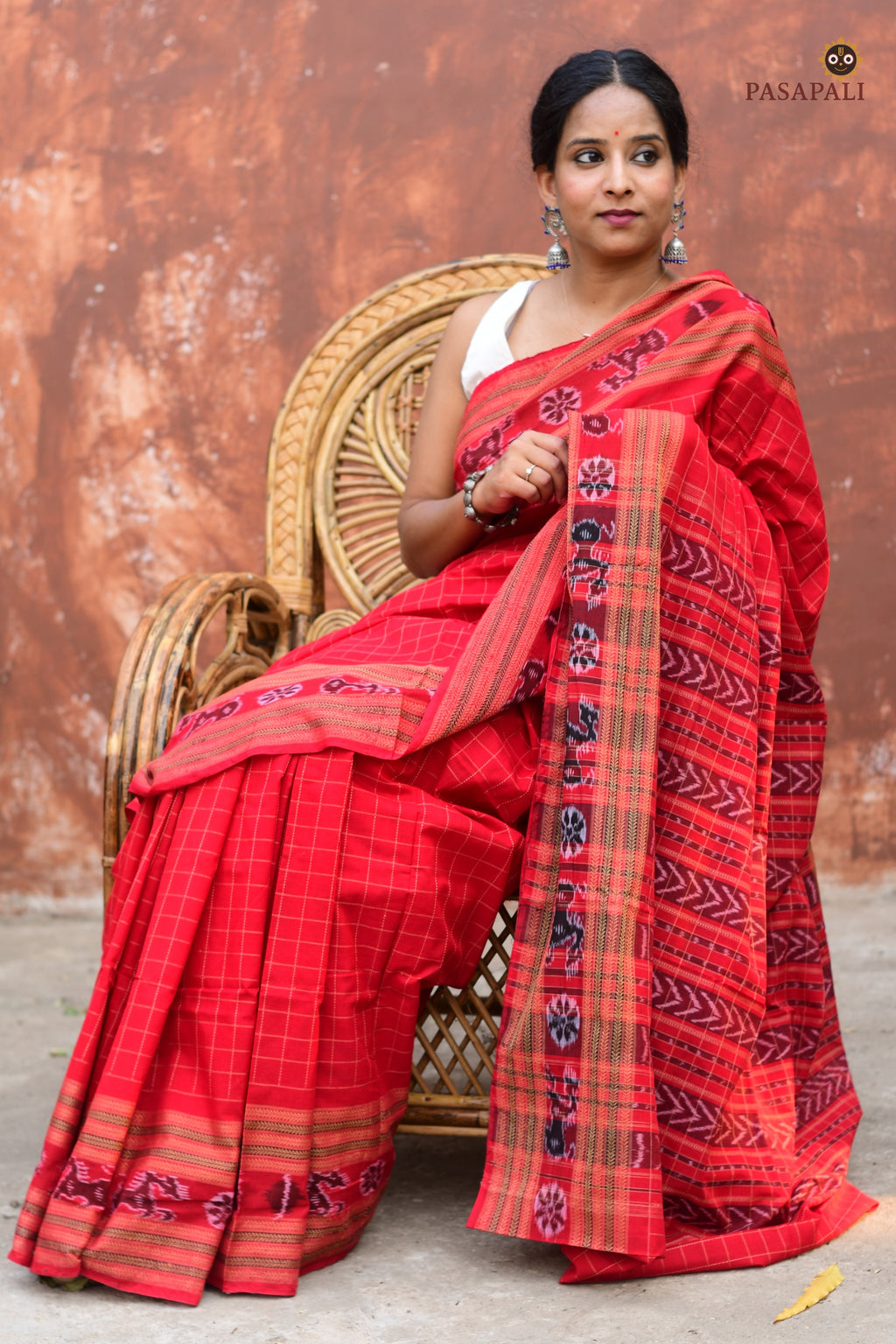 Sachipar Daanti draped front — red Sambalpuri Bandha saree, flower buta border, chevron pallu, Pasapali