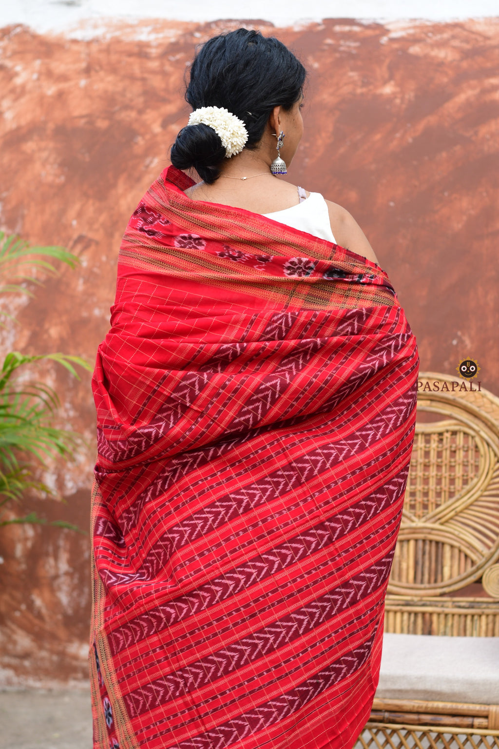 Sachipar Daanti pallu ikat — chevron patterns in red, Bandhakala process, GI certified Sambalpuri saree Pasapali