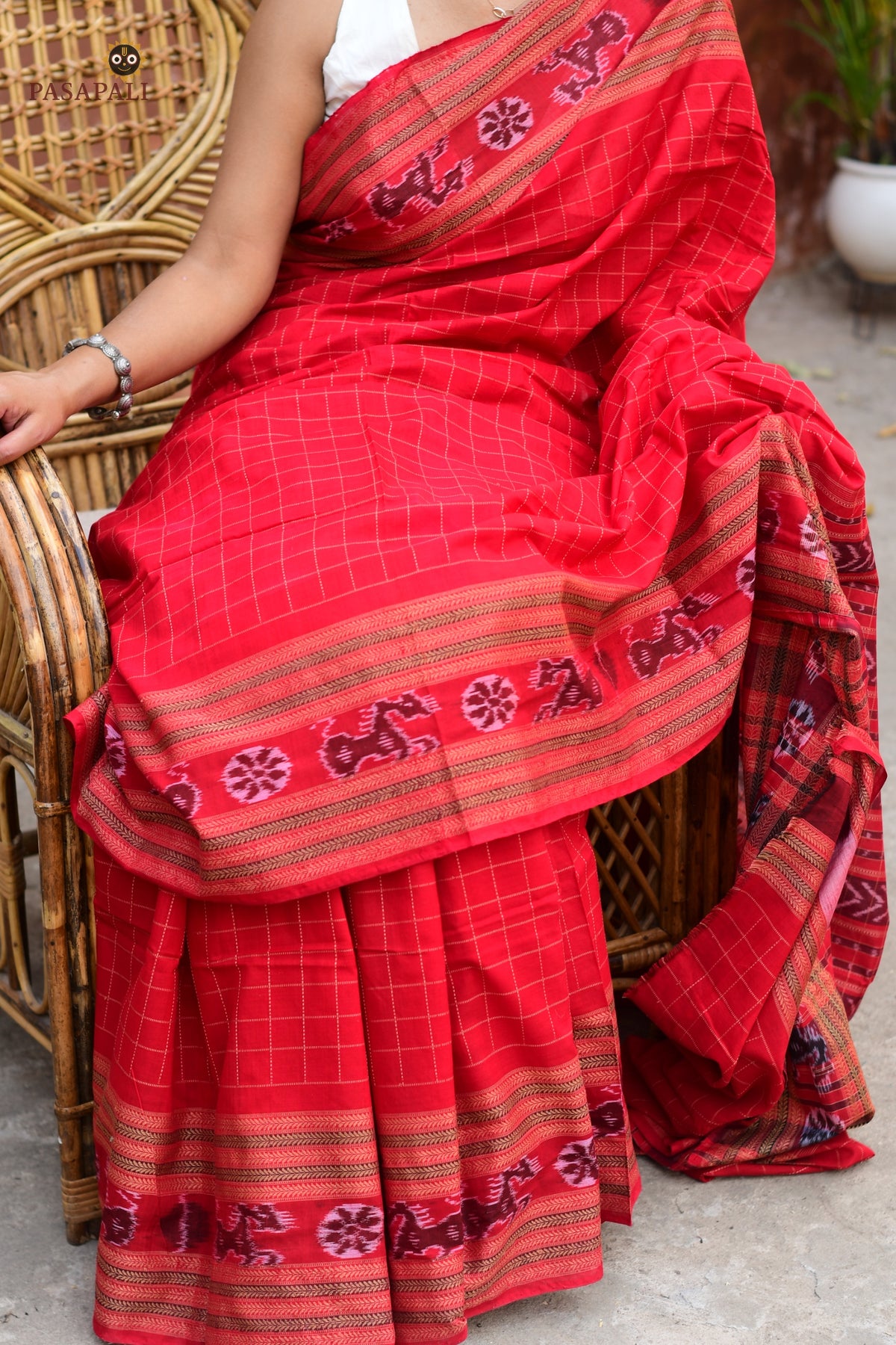 Sachipar Daanti neatly folded — red Sambalpuri handloom saree with Bandha ikat, Pasapali, Government Handloom Mark