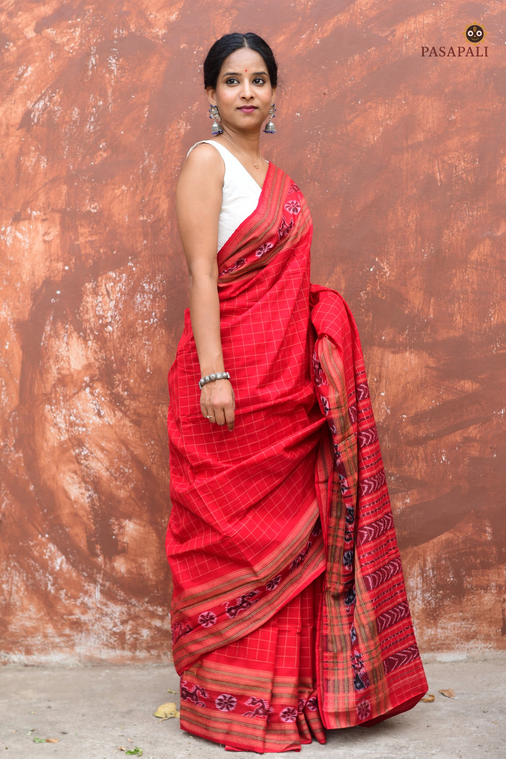 Sachipar Daanti red mercerized cotton saree — front drape, chevron ikat pallu, Sambalpuri Bandha weave, Pasapali