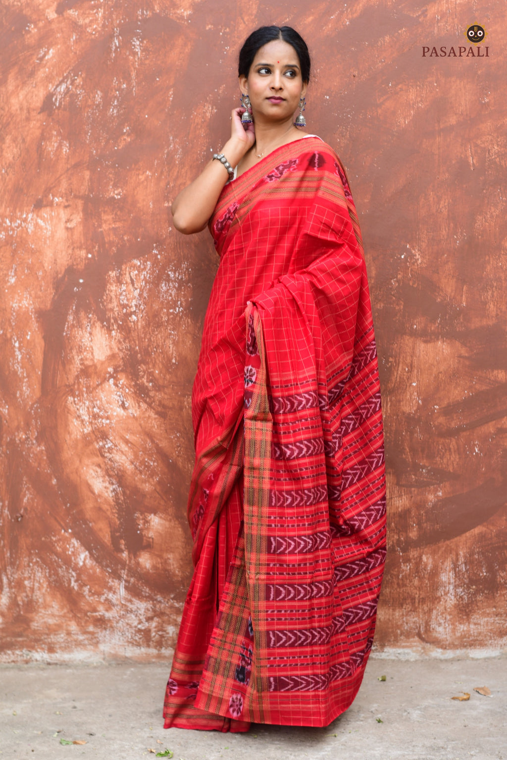 Sachipar Daanti pallu detail — chevron ikat patterns in red, Bandha double ikat, Bhulia weavers Odisha, Pasapali