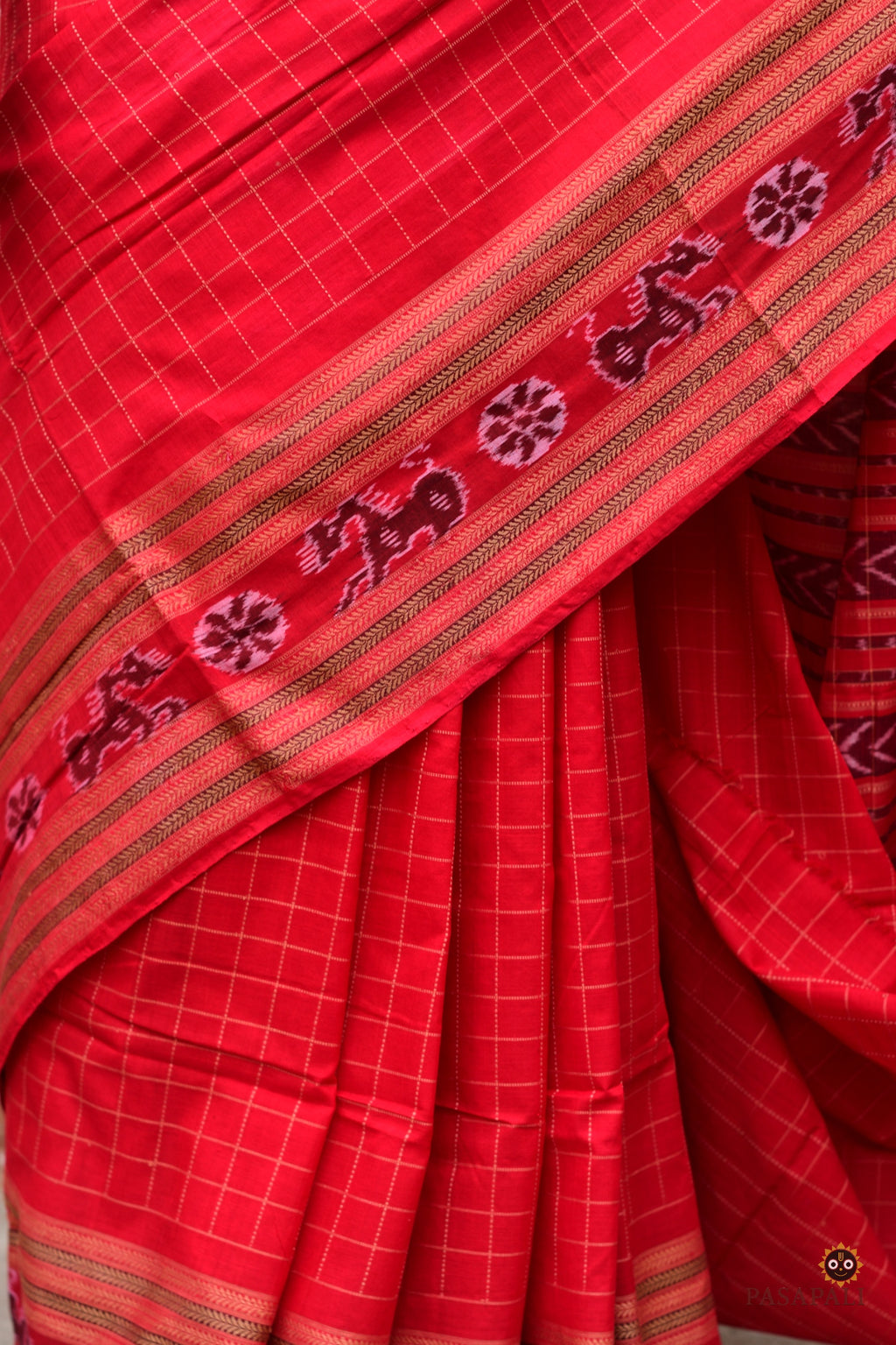 Sachipar Daanti folded saree — red Sambalpuri cotton saree, Bandha ikat, Rudraksha border visible, Pasapali