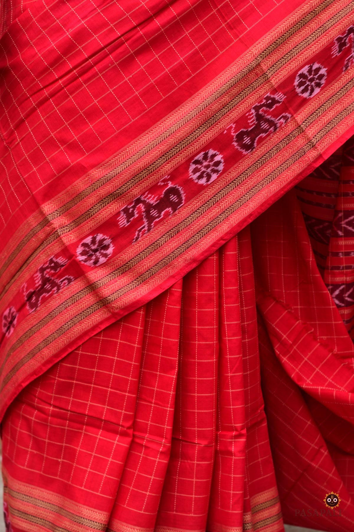 Sachipar Daanti folded saree — red Sambalpuri cotton saree, Bandha ikat, Rudraksha border visible, Pasapali
