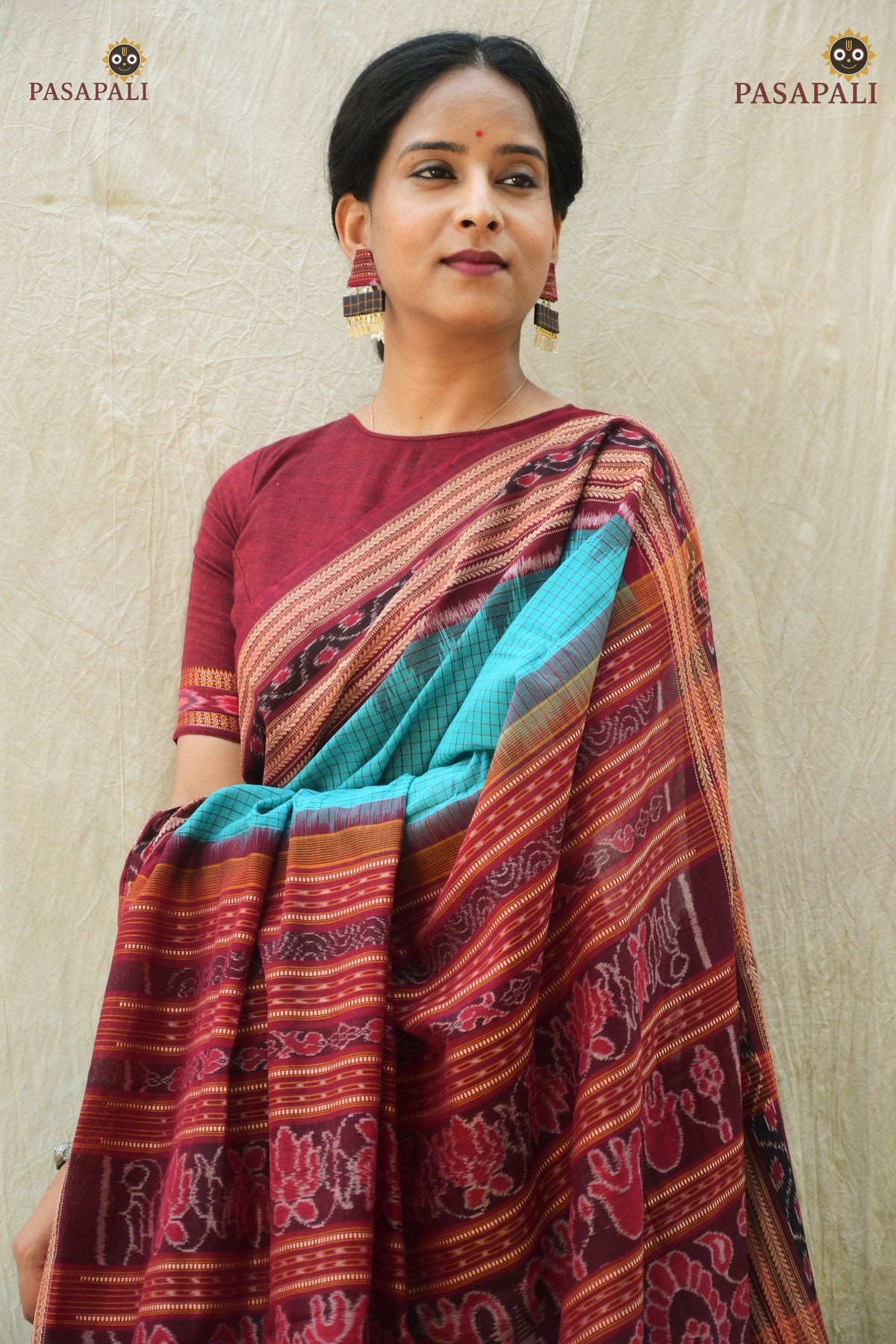 Close-up of maroon chevron khajur border with Bandha ikat motifs on Sachipar Sambalpuri handloom saree from Pasapali
