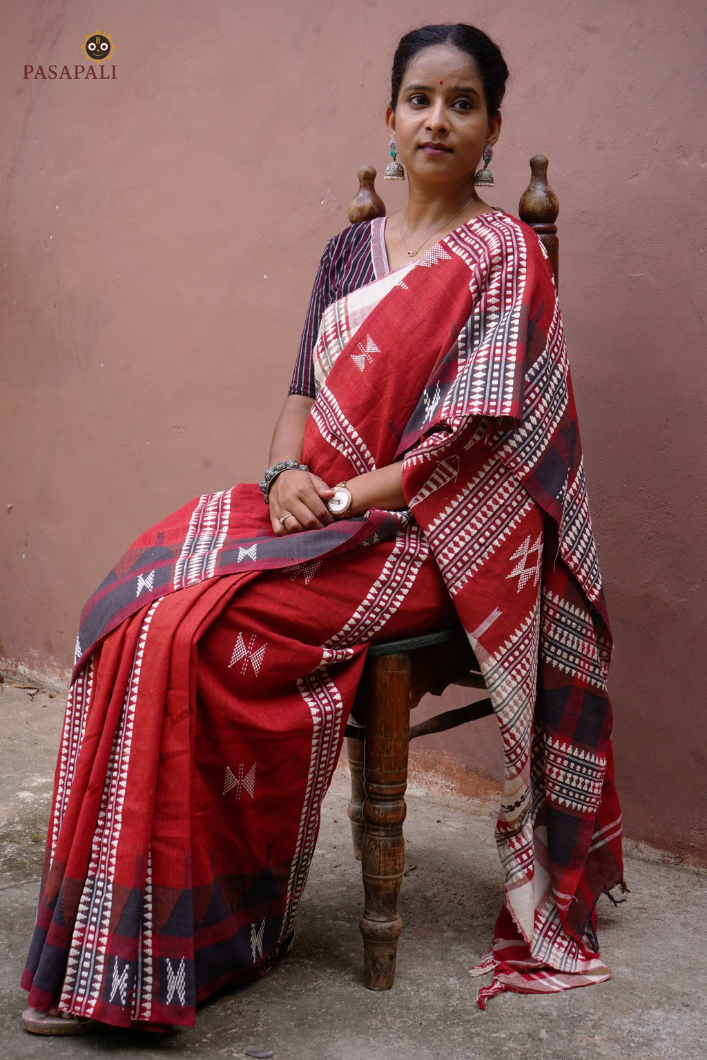 Sandhya Kotpad saree border close-up — raised kumbha temple border, multi-shuttle interlocking, Pasapali