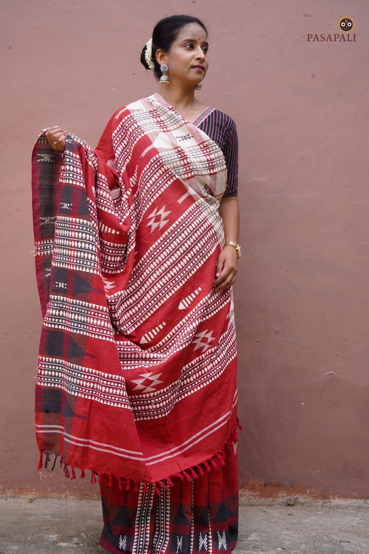 Sandhya Kotpad Cotton saree pallu detail — macha fish and pharsa axe motifs, extra-weft weave, Pasapali