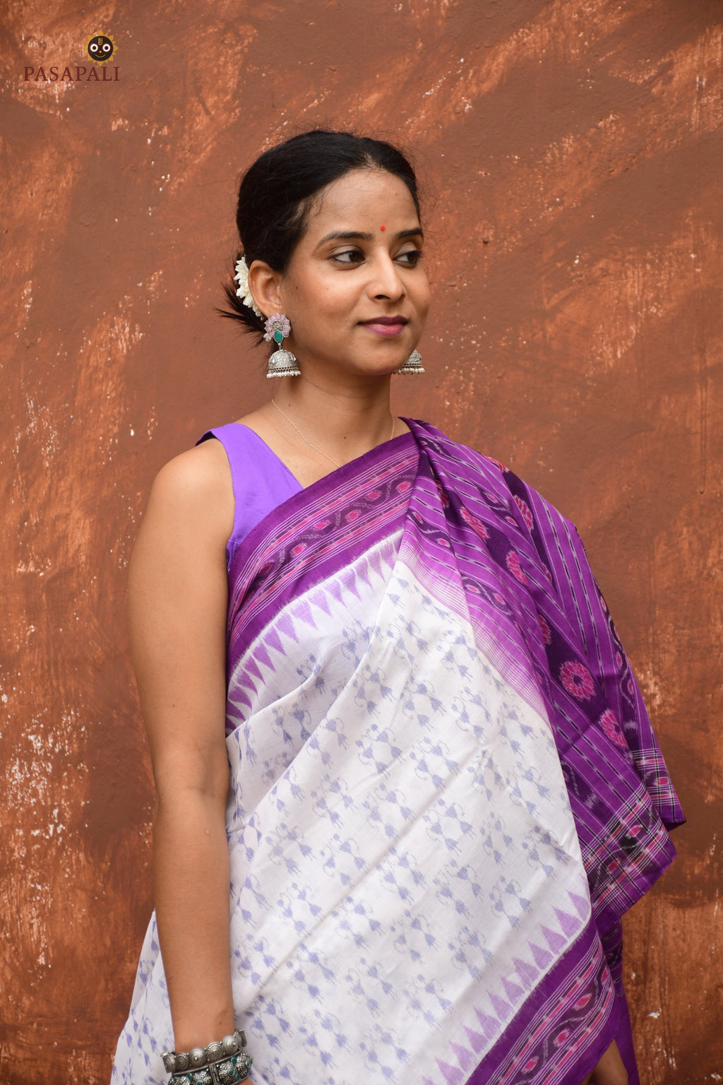 Shabari white Sambalpuri cotton saree full view — Bandha double ikat, purple pallu, tribal motifs by Pasapali