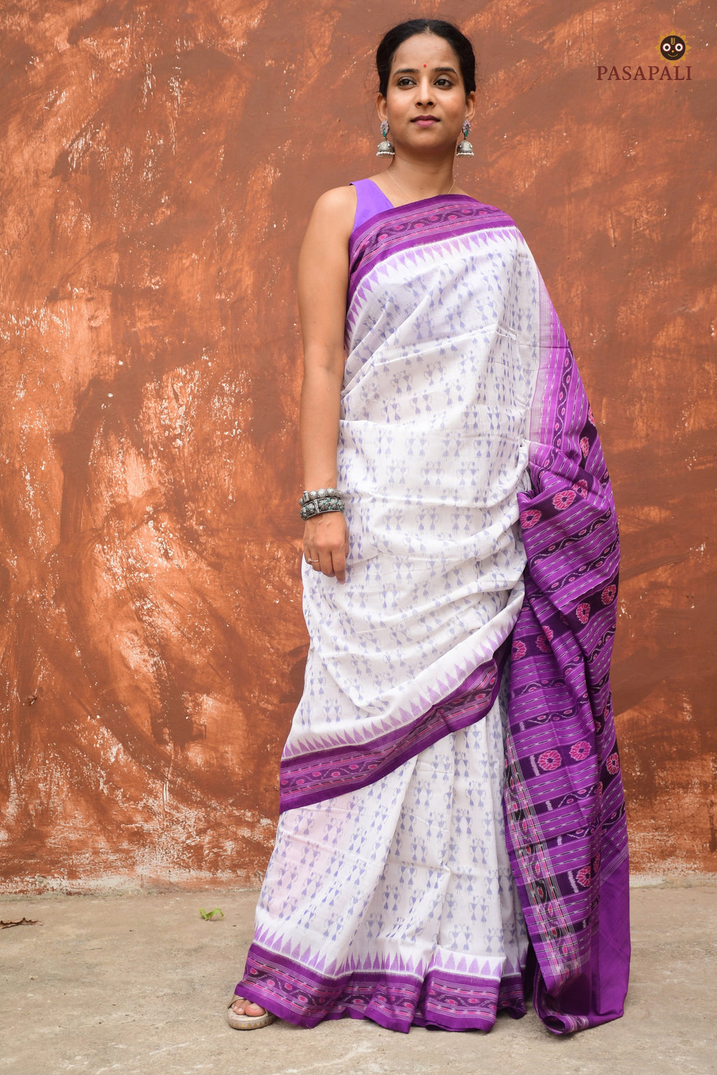 Flat lay of Shabari Sambalpuri cotton saree — white body, purple pallu and border, Pasapali handloom