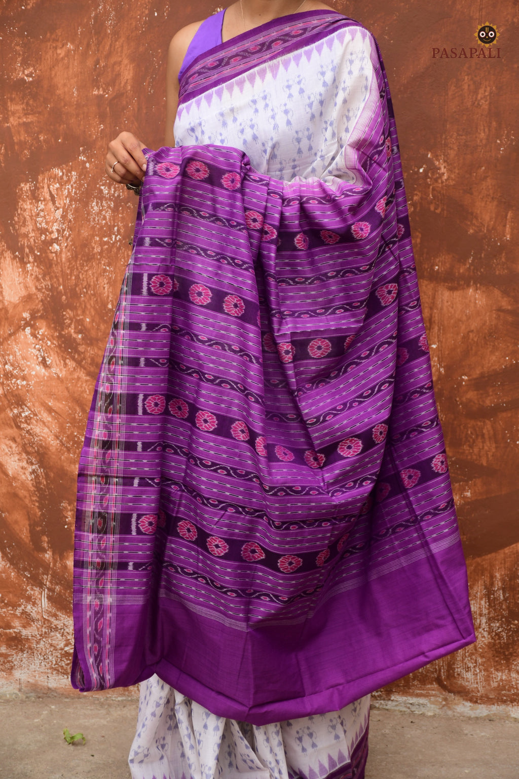 Shabari Sambalpuri handloom saree overhead view — white and purple Bandha ikat, Pasapali, Odisha