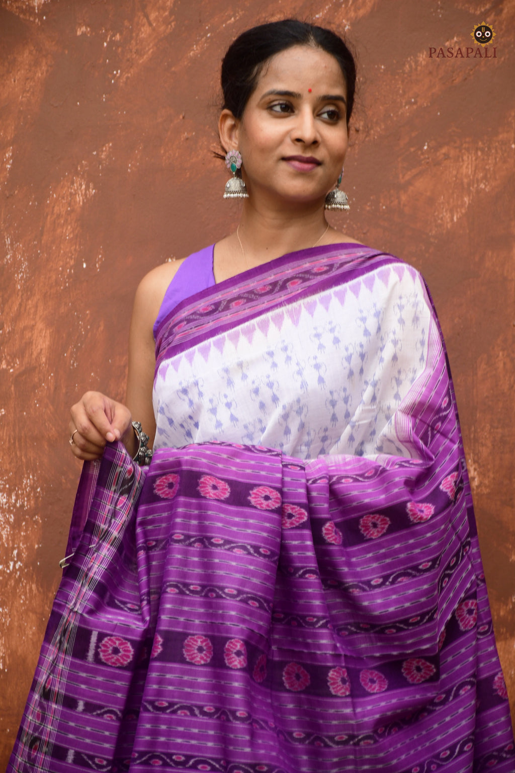 Purple pallu with flower motif and ikat stripe patterns — Shabari Sambalpuri Bandha saree by Pasapali
