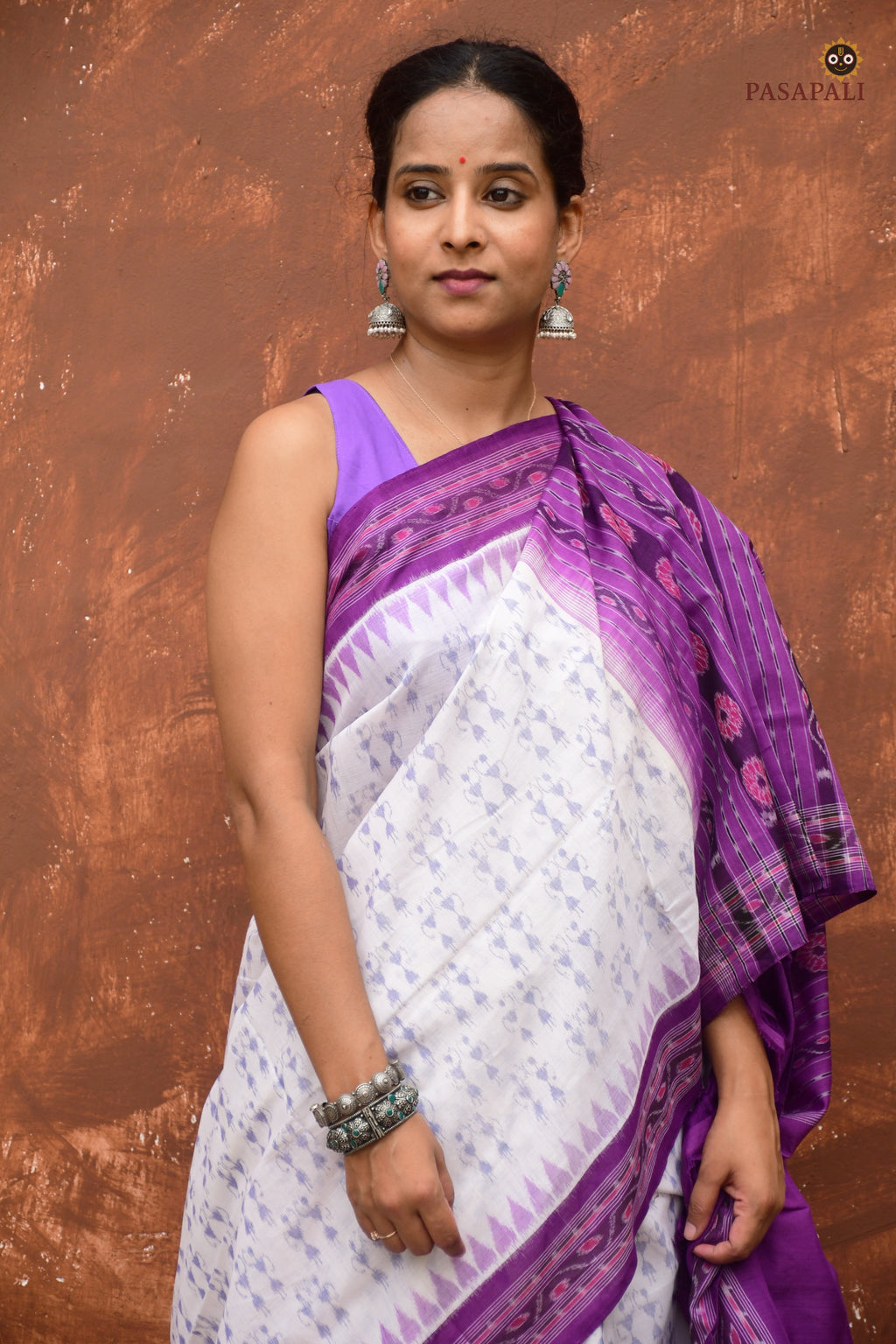 Tribal motif body weave detail — Shabari white Sambalpuri cotton saree, Bandha double ikat by Pasapali