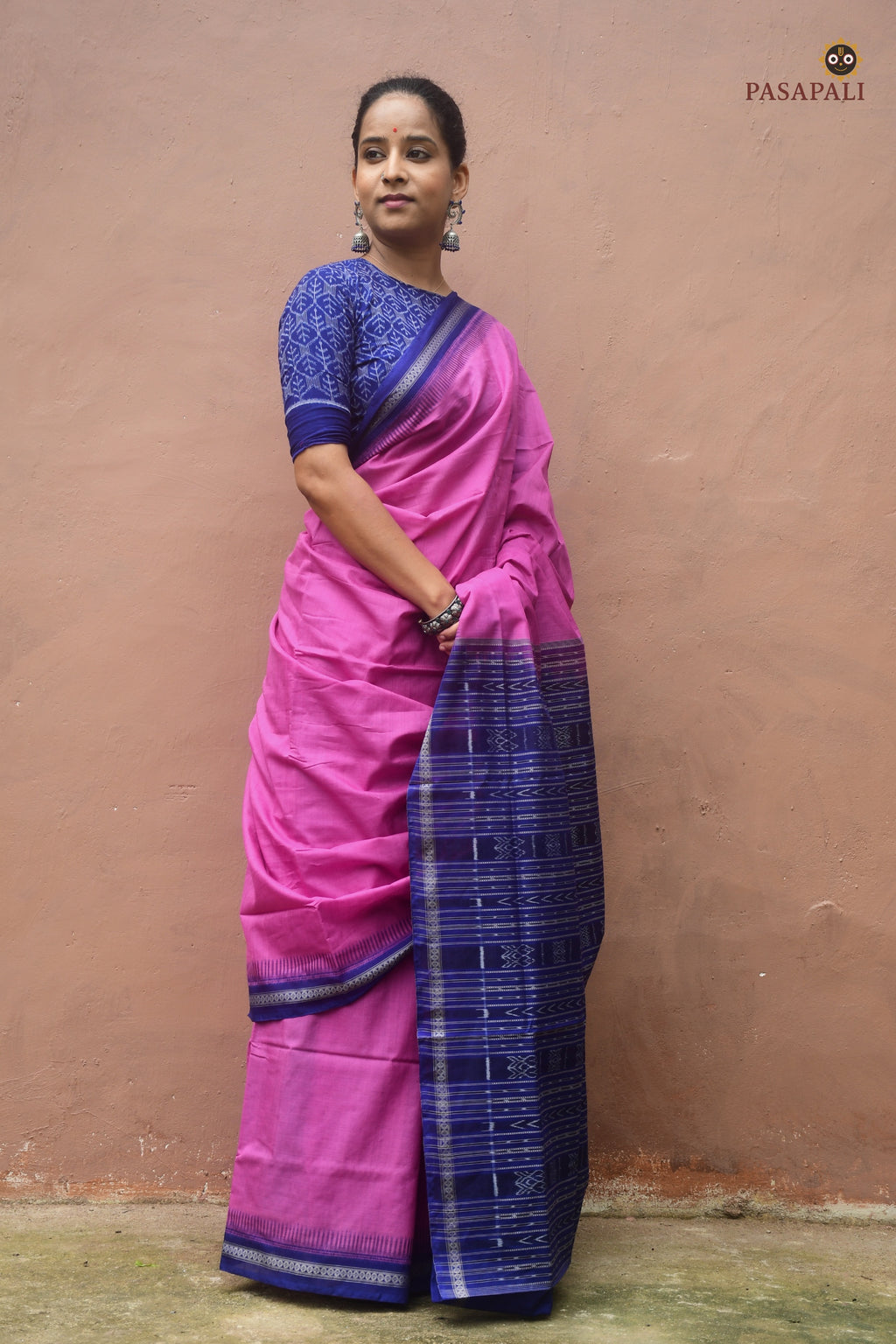 Shailabala pink Sambalpuri Bandha mercerized cotton saree full view — Phula pallu, ek phulia border. Pasapali handloom.