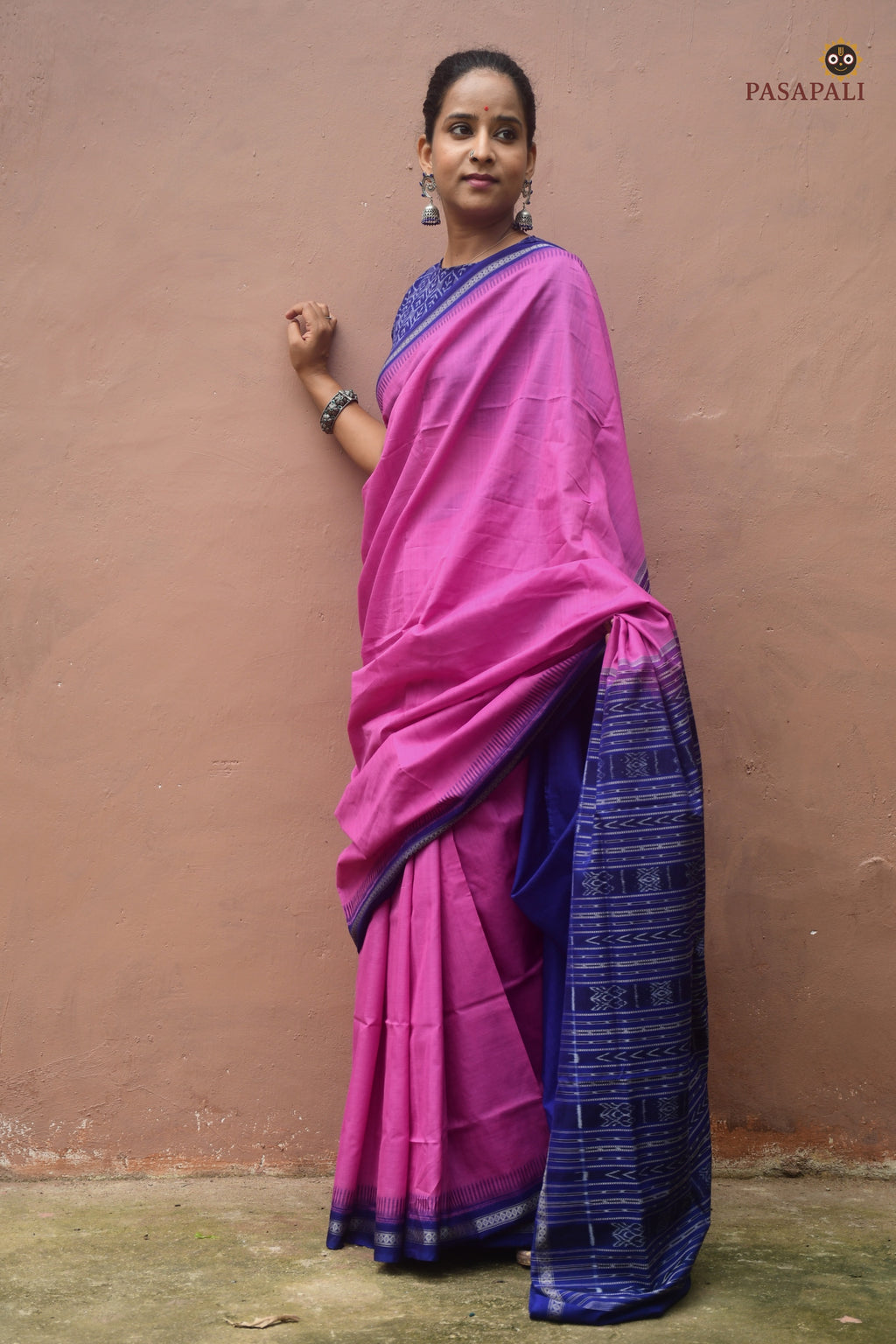 Flat lay of Shailabala Sambalpuri cotton saree in pink — kathiphera border, Phula pallu, 5.40 metre length. Pasapali.