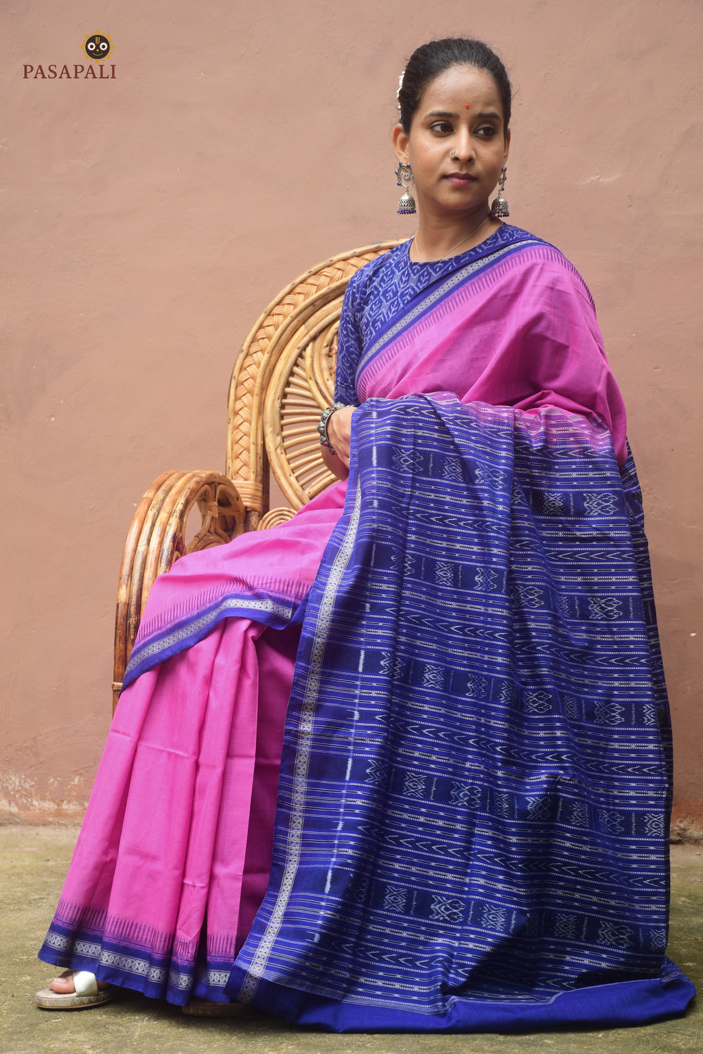 Solid pink plain body weave detail of Shailabala — Bhulia handloom mercerized cotton, Sambalpuri Bandha. Pasapali.