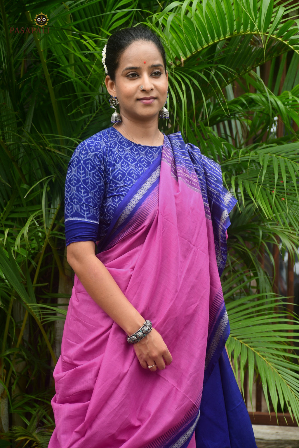Mercerized cotton texture close-up of Shailabala Sambalpuri Bandha saree — warp 120 weft 120 thread count. Pasapali.