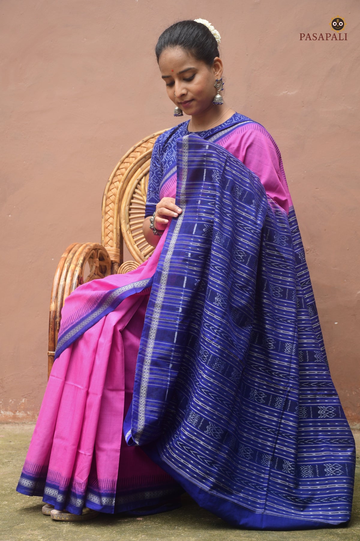 Folded view of Shailabala pink Sambalpuri cotton saree showing ek phulia border and Phula pallu layers. Pasapali.