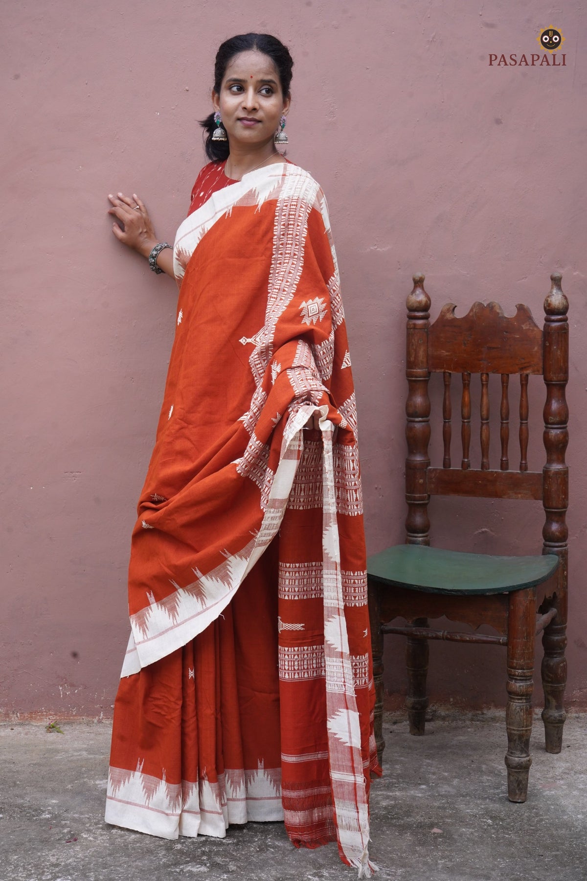 Body weave detail of Shalmali Kotpad saree — tribal motifs on orange aal bark dyed handspun cotton