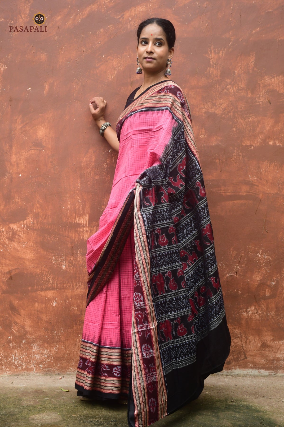 Sharada Pink Sambalpuri Bandha cotton saree by Pasapali — full view, sachipar body, black khajur border, floral pallu
