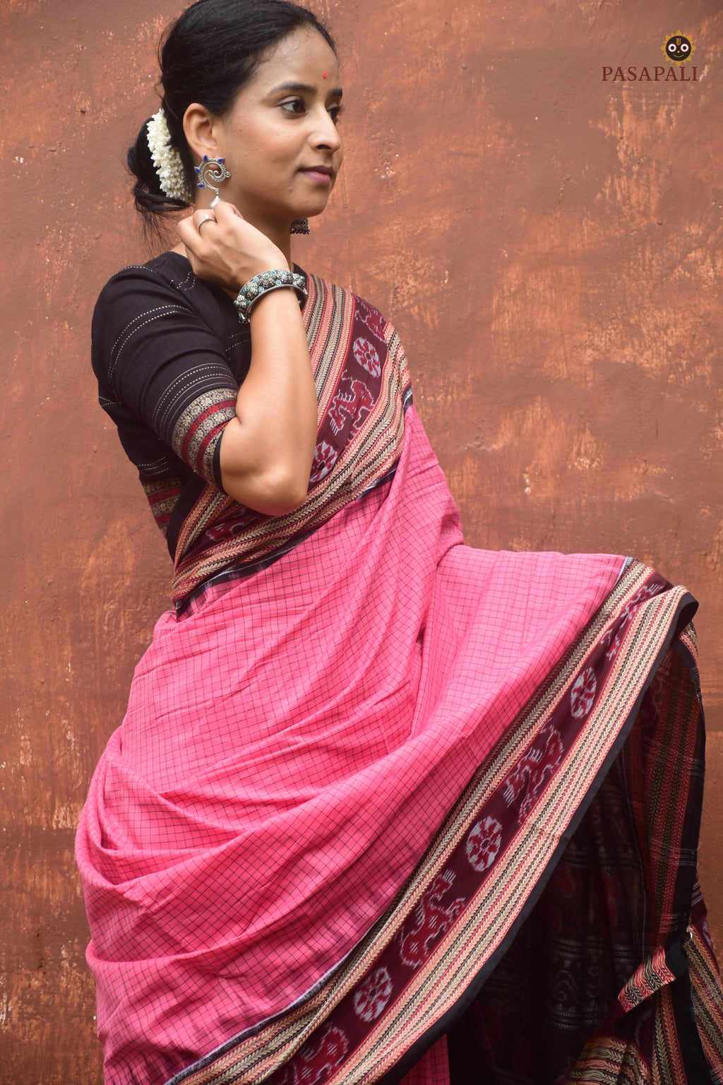 Close-up of black khajur chevron border on Sharada Sambalpuri Bandha saree — ikat motifs in between, Pasapali