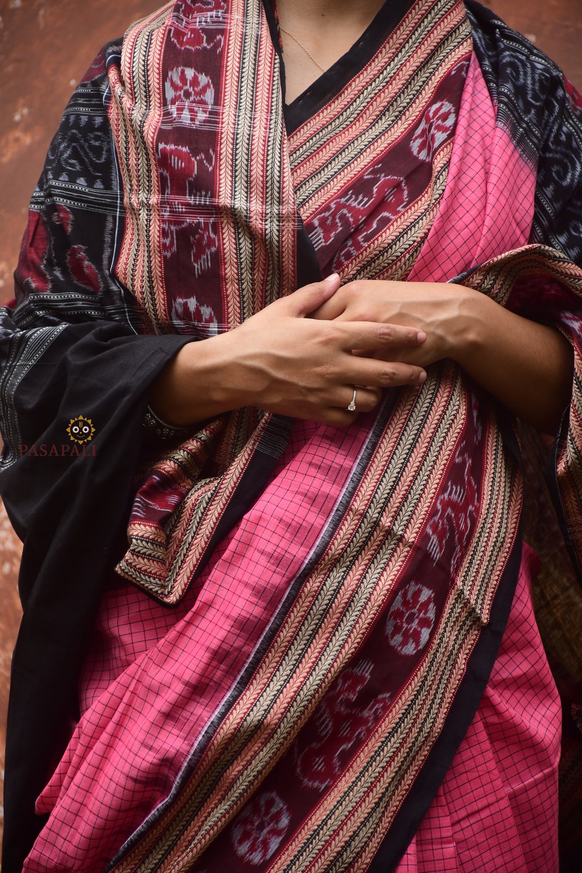 Body weave detail of Sharada — sachipar check pattern in pink mercerized cotton, Sambalpuri Bandha handloom
