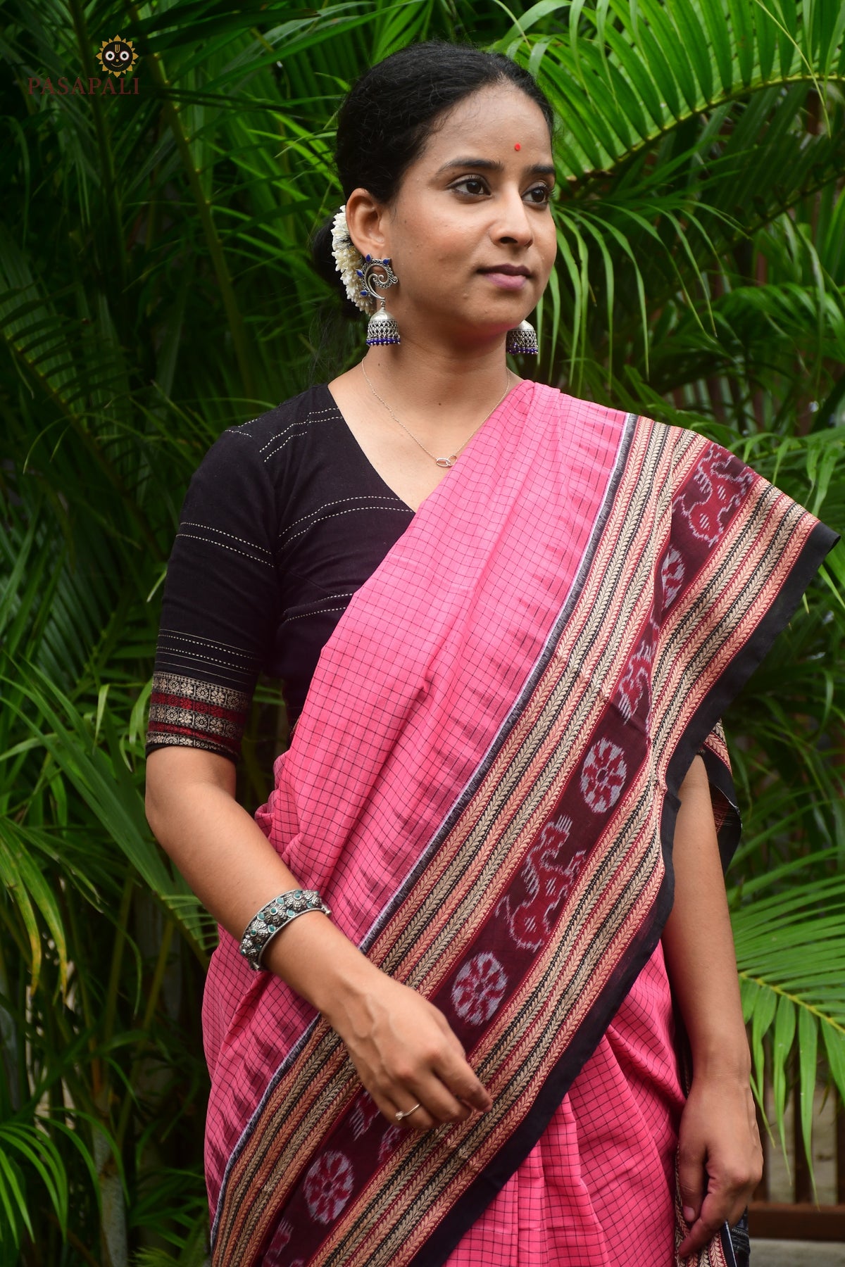 Mercerized cotton texture close-up of Sharada Sambalpuri Bandha saree — warp 120 weft 120 thread count, Pasapali
