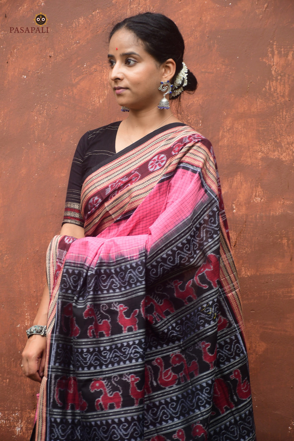 Sharada Sambalpuri cotton saree folded flat — pink body, black border, GI certified Sambalpuri handloom, Pasapali