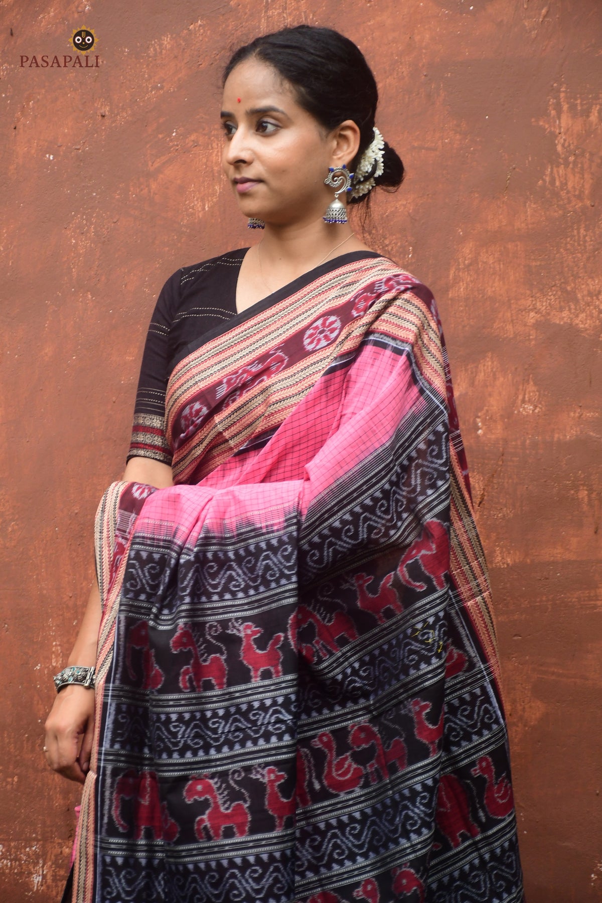 Sharada Sambalpuri cotton saree folded flat — pink body, black border, GI certified Sambalpuri handloom, Pasapali