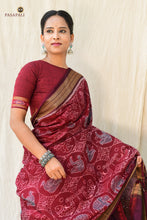 Load image into Gallery viewer, Mercerized cotton texture close-up — Shri Sambalpuri double ikat saree maroon, Bandhakala weave, Pasapali
