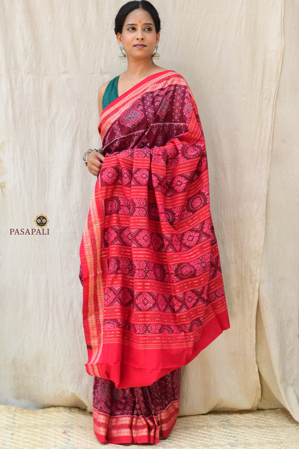 Shubhashree maroon Sambalpuri Bandha saree — front drape view showing fish and shankha motifs across the body, Pasapali
