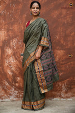 Load image into Gallery viewer, Smritirekha Sambalpuri handloom saree border Rudraksha motif woven detail — Pasapali Bhulia weavers
