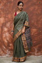 Load image into Gallery viewer, Smritirekha GI certified Sambalpuri Bandha saree pallu flower motifs close-up — Pasapali cotton
