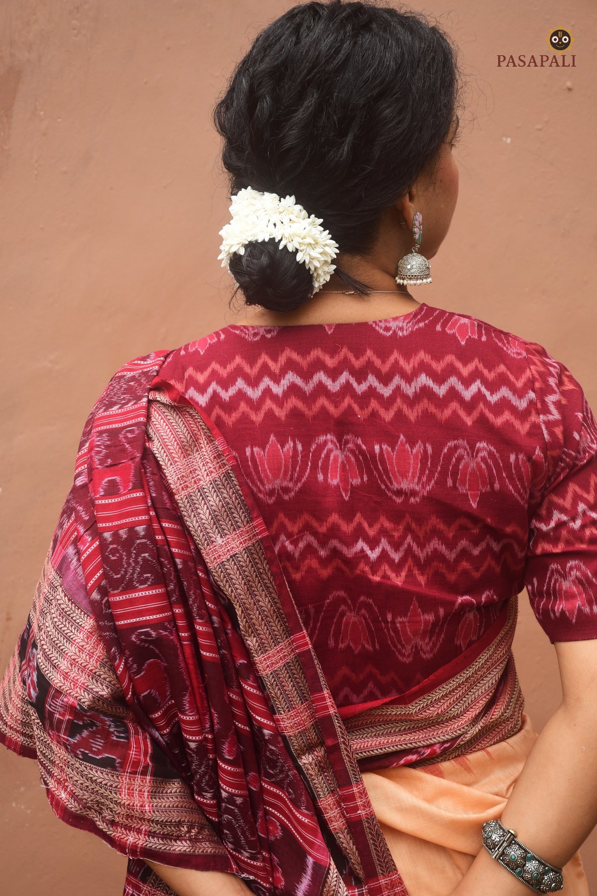Sunanda drape front detail — Sambalpuri cotton saree with khajur chevron border and maroon ikat motifs by Pasapali