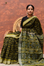 Load image into Gallery viewer, Pallu close-up of Suryalata Sambalpuri cotton saree showing phula motif in double ikat Bandha weave by Pasapali
