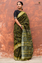 Load image into Gallery viewer, Texture detail of mercerized cotton weave on Suryalata Sambalpuri handloom saree, Bhulia weavers, Odisha
