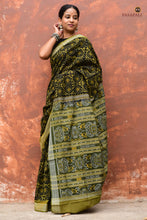 Load image into Gallery viewer, Lata-Phula Jaal motif detail on Suryalata Sambalpuri Bandha saree — vines connecting flowers across the body
