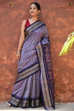 Load image into Gallery viewer, Sutrabandha folded saree detail — light blue and navy Sambalpuri cotton saree, Bhulia weavers Odisha
