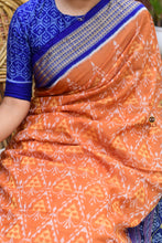 Load image into Gallery viewer, Tambuli Sambalpuri cotton saree flat lay — light brown, blue, Bandha ikat, Pasapali, Bhulia weavers Odisha
