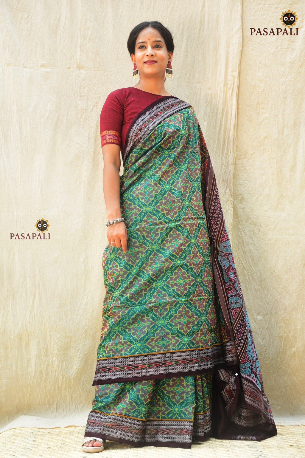 Body weave detail of Vanalata green Sambalpuri Bandha saree — Plula motif, double ikat, Bhulia weavers Odisha