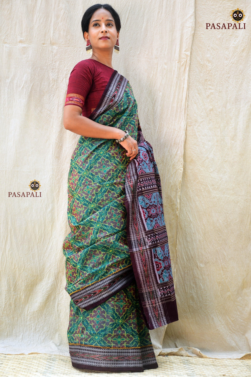 Mercerized cotton texture close-up — Vanalata Sambalpuri Bandha saree, warp 120 weft 120, Pasapali