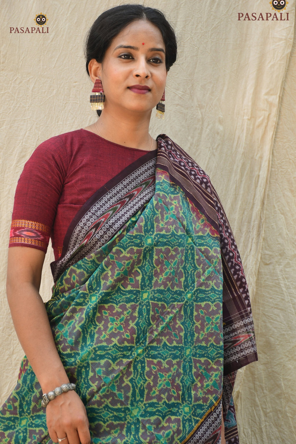 Handloom drape view of Vanalata Sambalpuri Bandha saree in green and maroon mercerized cotton, Pasapali