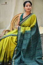 Load image into Gallery viewer, Close-up of rudraksha ek phulia border on Vanasri green Sambalpuri Handloom cotton saree woven by Bhulia weavers, Pasapali

