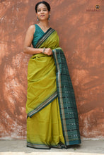 Load image into Gallery viewer, Ek phulia motif detail on border of Vanasri Sambalpuri Handloom saree — resist-dyed Bandha double ikat, Bhulia weavers, Pasapali
